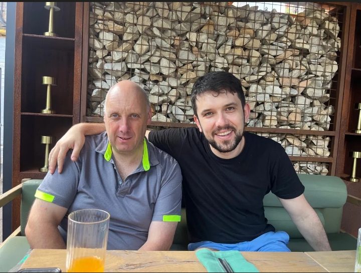 Andrew Khodonovych, fondateur de Novaparent Surrogacy, lors d'une rencontre en personne à Kyiv, Ukraine